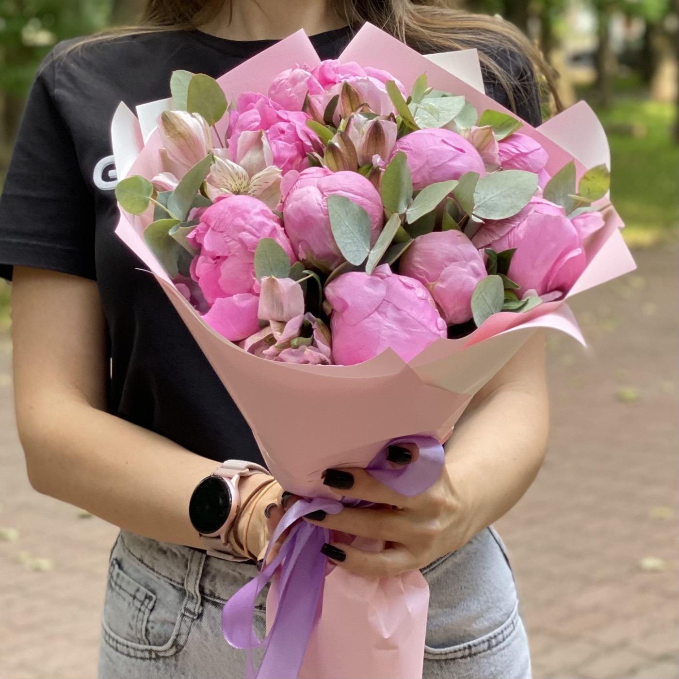 Букет из 9 пионов Флеминг с альстромерией